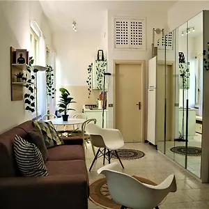- La Casa Delle Meraviglie -navigli Edition- , Milan Italie